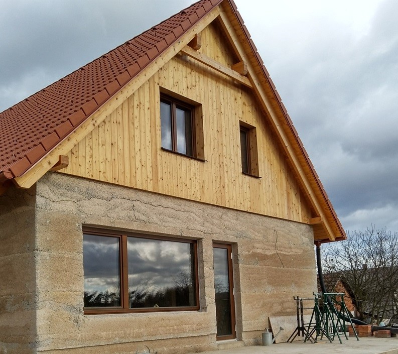 Dům s dřevěným štítem