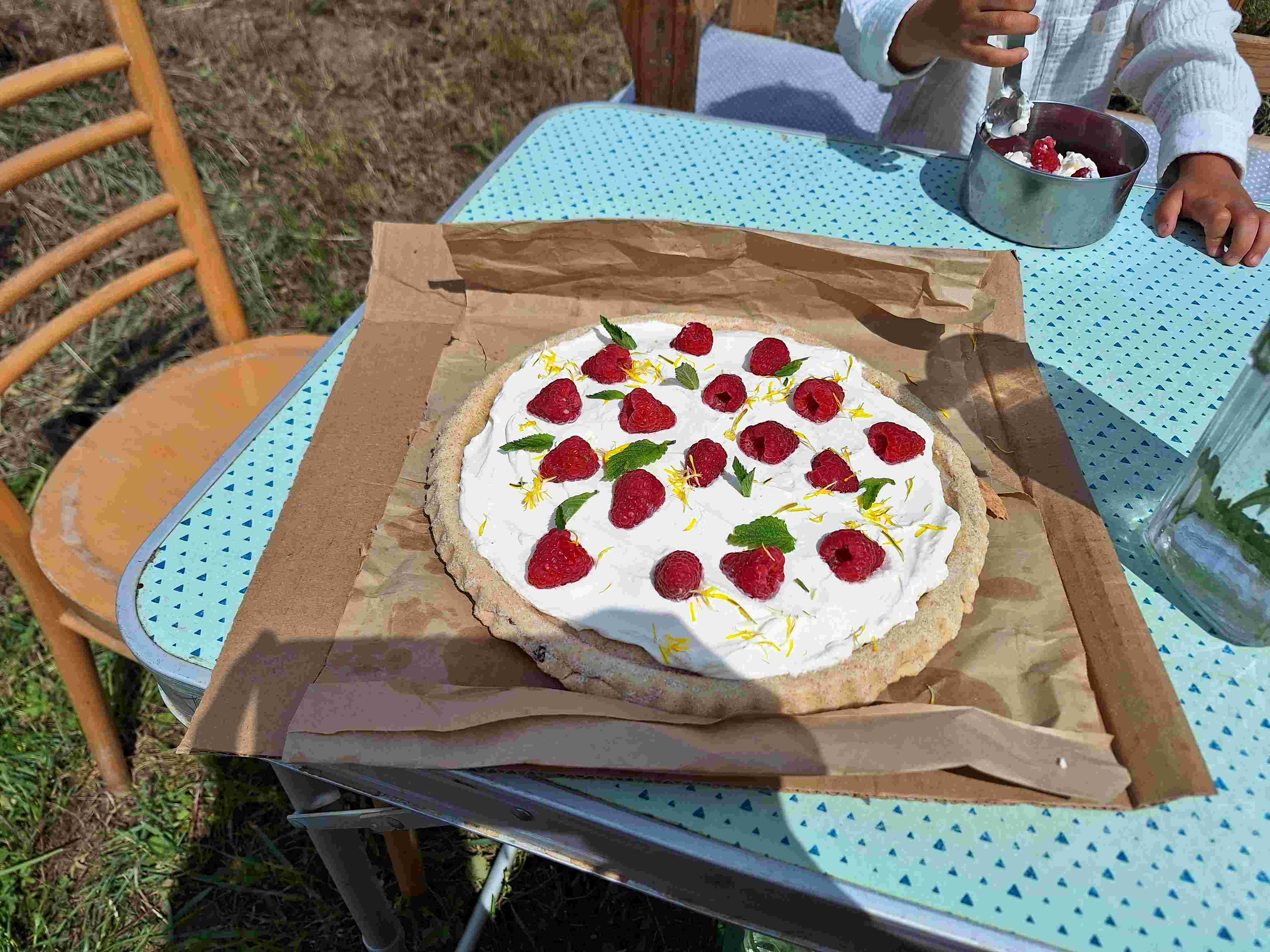 Koláč s malinama na stole