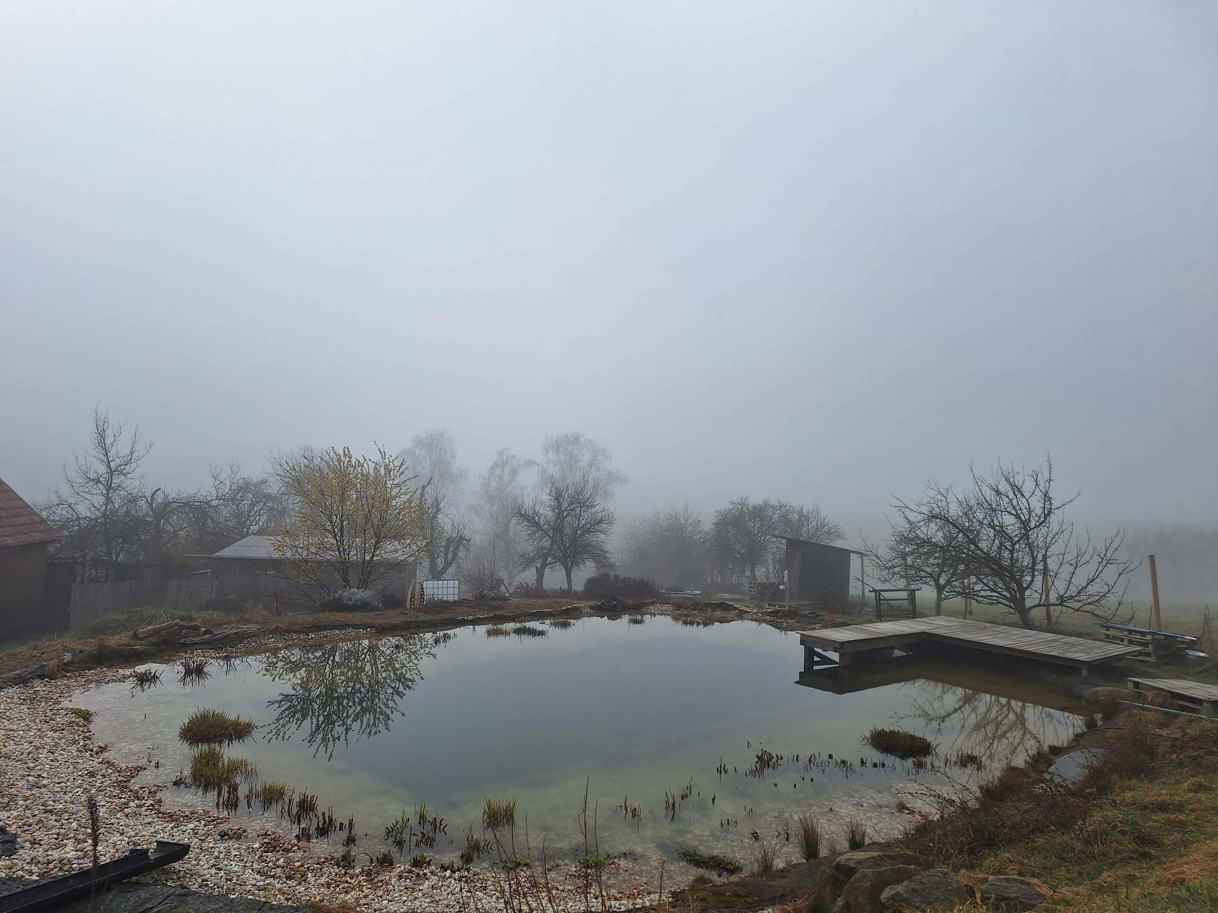 Zamlžené jezírko v Perma ráji