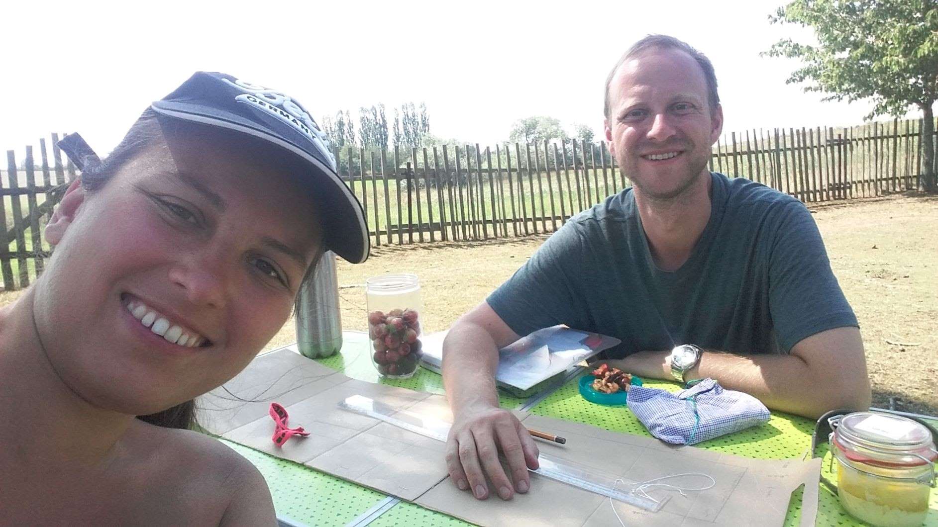 Kamil a Kája nad plánem zahrady