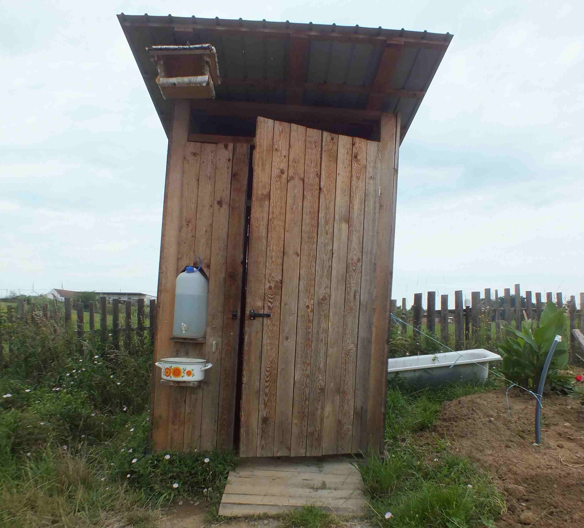 Stavba naší první kadibudky