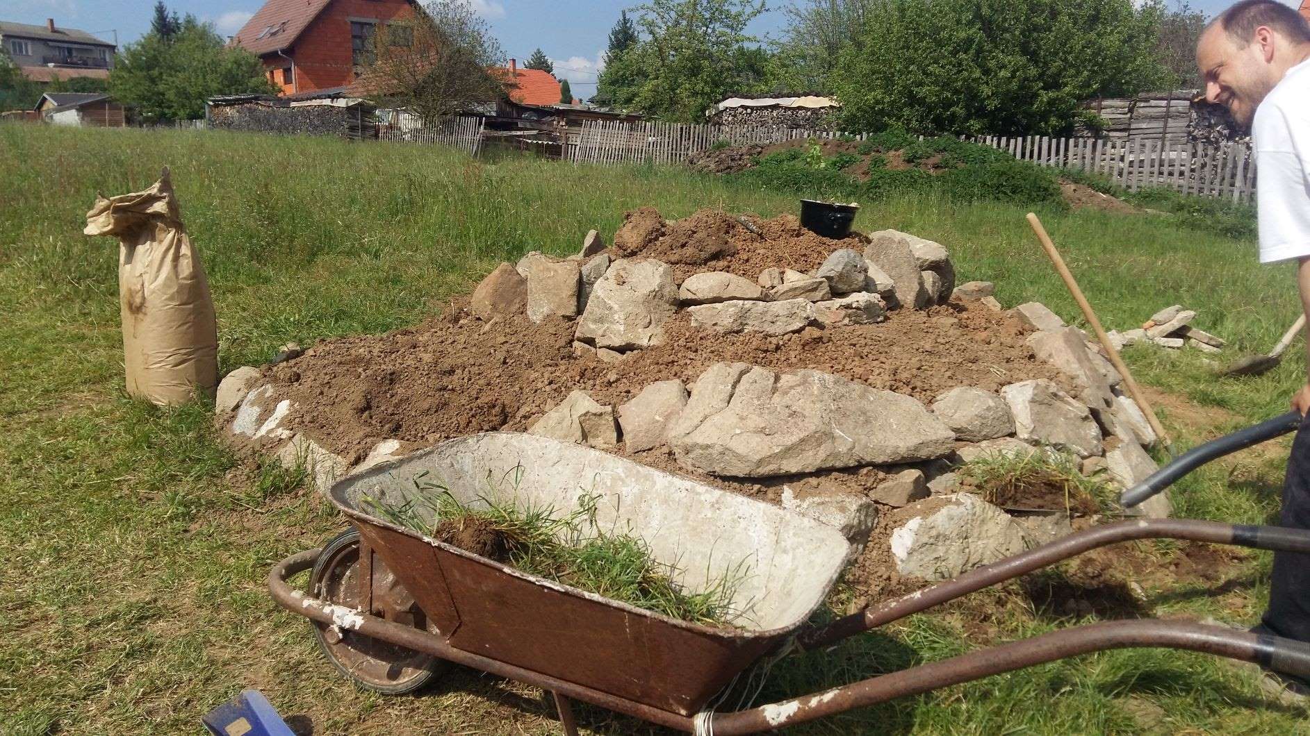 Bylinková spirála před osázením