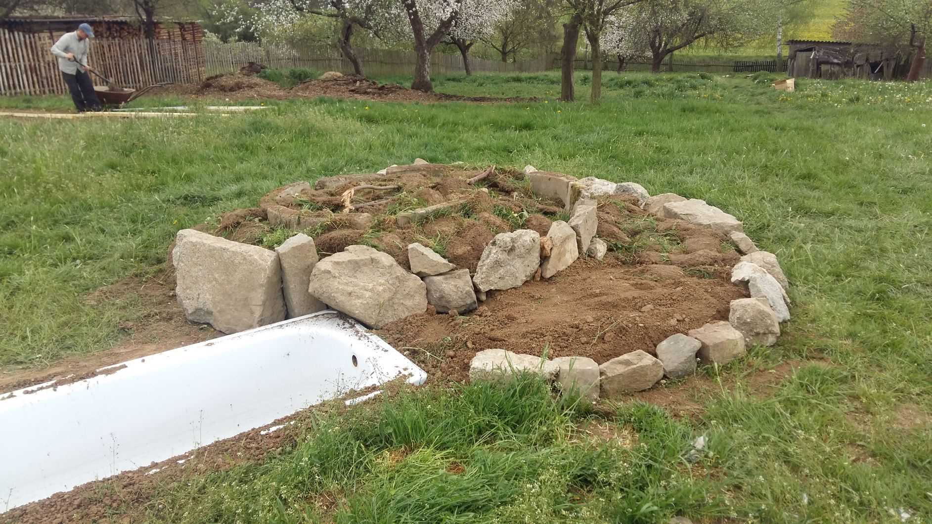 zapuštěná vana v zemi