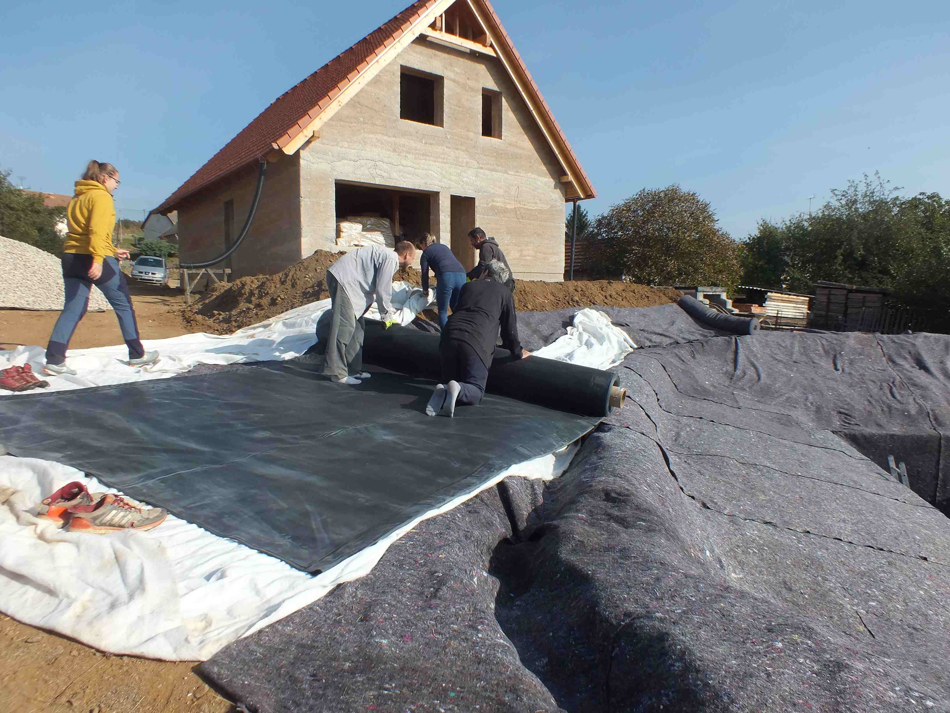začátek rozbalování obřího balíku kaučukové fólie