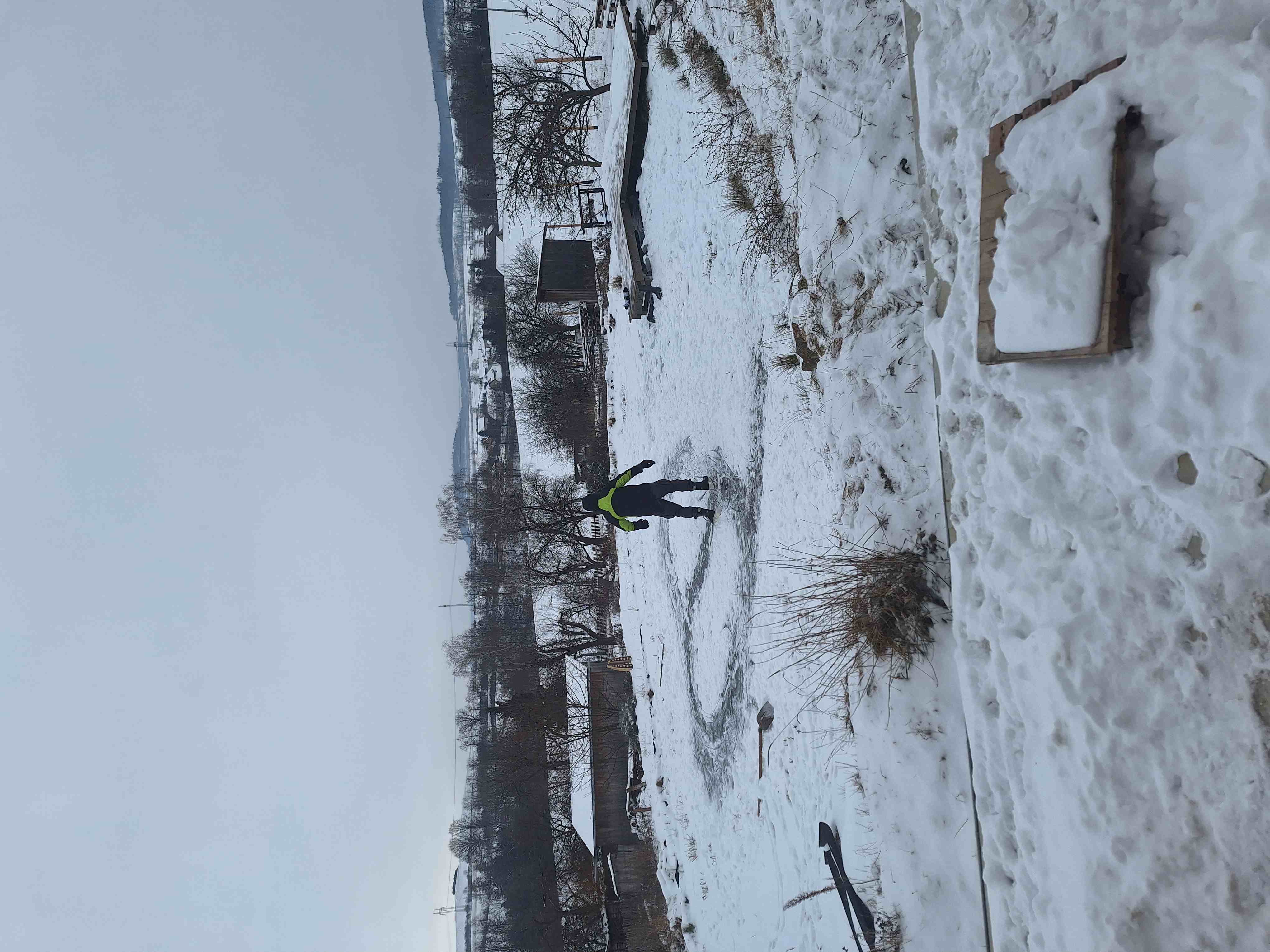 bruslení na zamrzlém přírodním jezírku v zimní zahradě